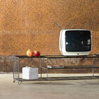 Grand meuble tv grillagé robuste.