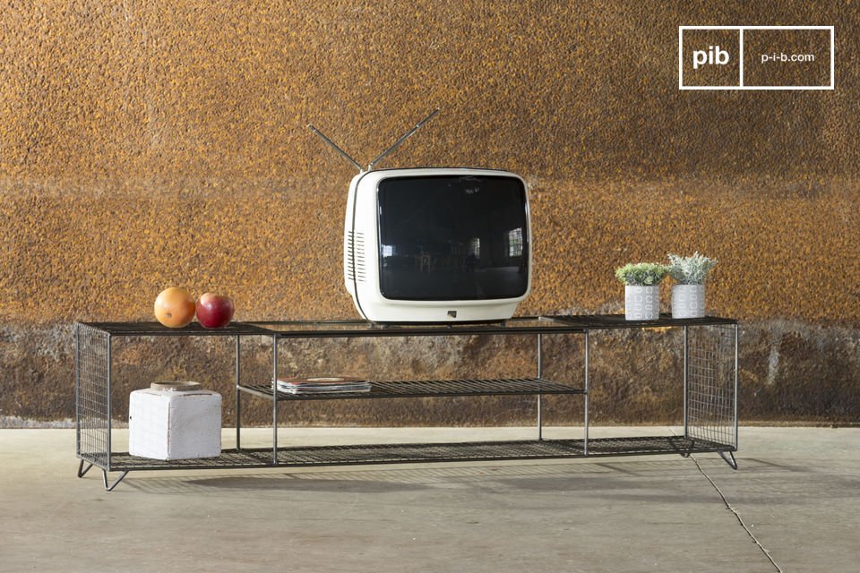 Grand meuble tv grillagé robuste.