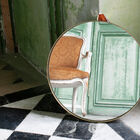 Grâce à sa taille, ce miroir donne de la profondeur à votre pièce.