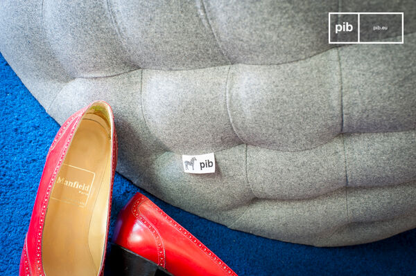 Positioned on a carpet or with coloured cushions, this pouf will be sublime.