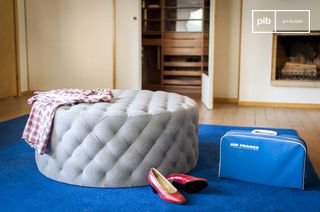 Grand pouf capitonné