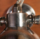 L'articulation en métal permet d'orienter facilement la lampe sur deux axes.