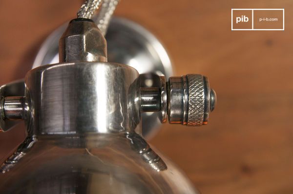 L'articulation en métal permet d'orienter facilement la lampe sur deux axes.