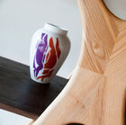 Les tablettes de bois sombre verni