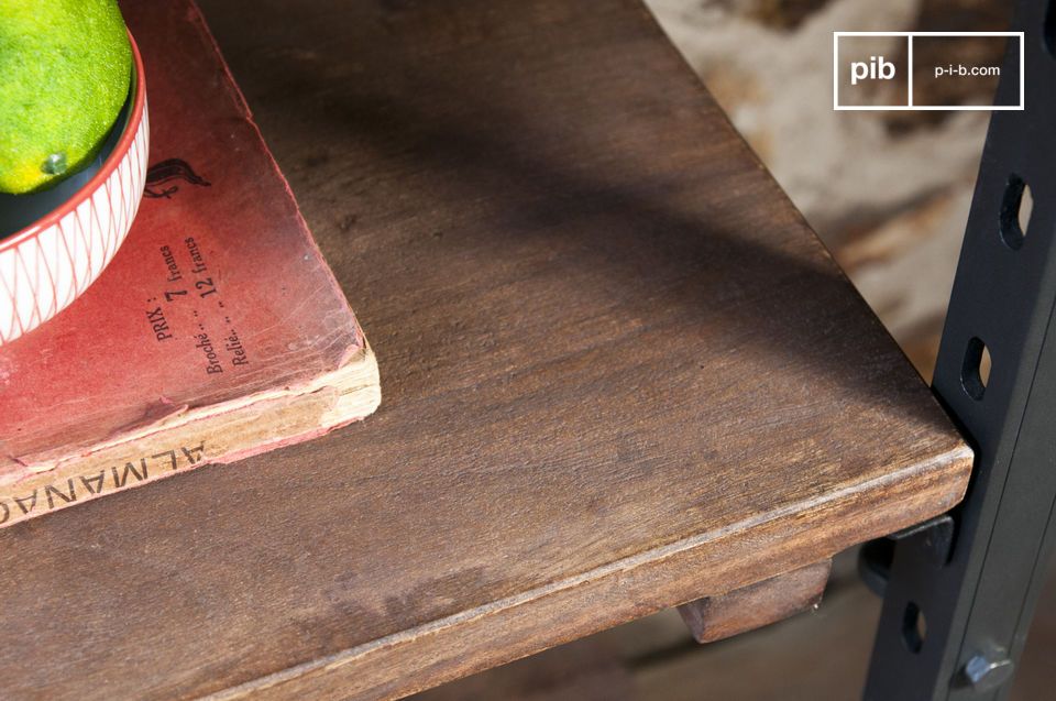 Les tablettes en bois d'acacia massif sont ajustables en hauteur.