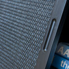 Le maniglie sono scavate e molto discrete.