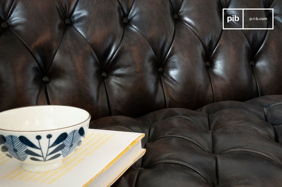Tipica tappezzeria Chesterfield con bottoni saldamente cuciti