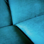 La base in legno massello ricorda le origini scandinave delle linee e risale su ogni lato