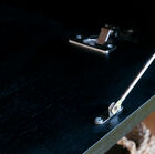 La tablette est supportée par un mécanisme solide.