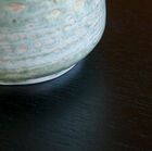 Gros plan sur le grain, la texture et la couleur du bois des planches.