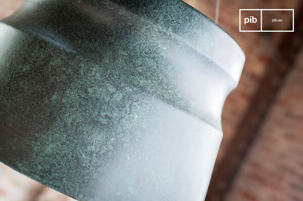 Magnifique lampe graphique patinée à la main.