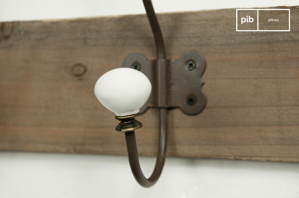 Une patere ancienne style déco vintage pratique et bien finie