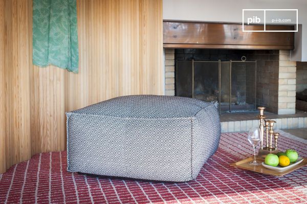 Grande ed elegante pouf bianco e nero con motivi geometrici.