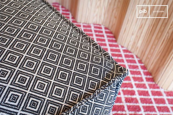 Poltrona con motivi etnici e finiture eleganti.