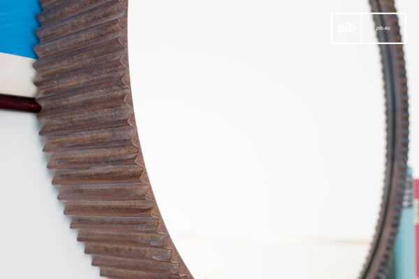 un'attraente cornice dentellata che ricorda il ferro ondulato utilizzato su alcuni tetti antichi.