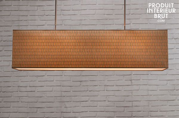 La lumière des 4 ampoules est diffusée en douceur par la partie basse à travers un une plaque