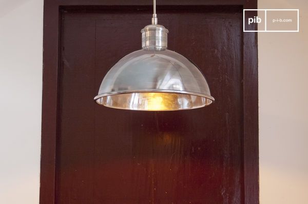 La suspension présente une silhouette vintage en forme de dôme rappelant les luminaires d'usine d'autrefois.