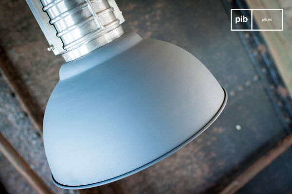 La belle suspension est réalisée en aluminium brossé et peint.