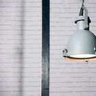 Suspension industrielle d'un coloris gris mat.