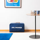 Haute table d'appoint composée d'un fin plateau métallique rond.