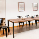 Une grande table de style industriel contemporain et minimaliste.