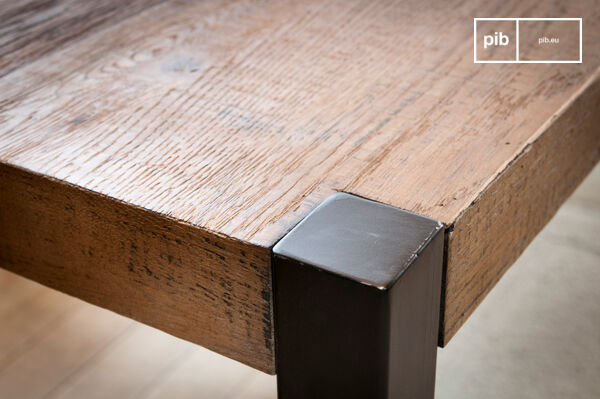 Un assemblage de précision de bois ancien et de métal noir.