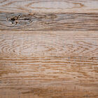 Le plateau est revêtu d'un bois recyclé texturé.