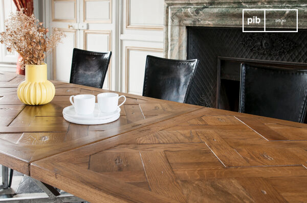 Plateau assemblé à la main pour un rendu unique et une table atypique.