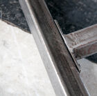 Le métal est laissé brut, et les jointures sont parfaitement réalisées.