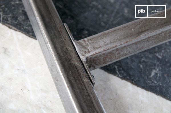 Le métal est laissé brut, et les jointures sont parfaitement réalisées.