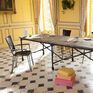 Une très grande table idéale pour recevoir de nombreux convives.