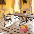 Une très grande table idéale pour recevoir de nombreux convives.