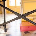 Détail de la structure en tubes métalliques.