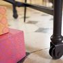 La grande table de tapissier présente un indéniable cachet.