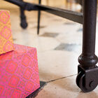 La grande table de tapissier présente un indéniable cachet.