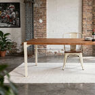 Le grain du teck ancien sur une ligne d'acier blanc