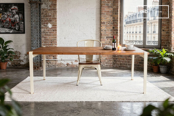 Le grain du teck ancien sur une ligne d'acier blanc