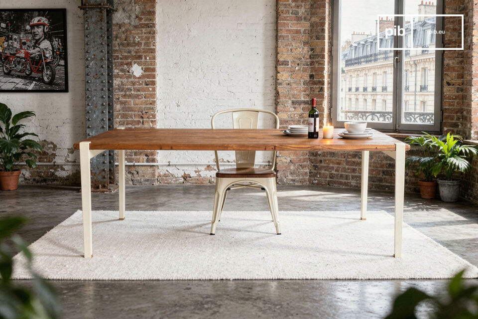 Le grain du teck ancien sur une ligne d'acier blanc