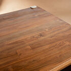 Cette table de repas de grand format repose sur un piètement en acier plié