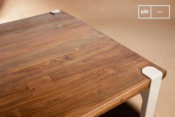 Cette table de repas de grand format repose sur un piètement en acier plié