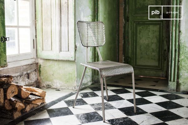 Dunkelgraues Finish mit leichtem Schliff in klassischem Industrie-Look.