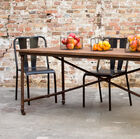 Eettafel met een werkplaats look.