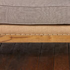 De Montaigu bank is gestoffeerd tot aan de top van zijn mooie, vrijdragende zijstructuren