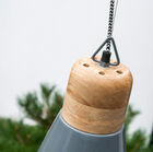 Met het afgeronde hout en het zwart witte ''Zigzag'' snoer voegt de Newark hanglamp een vintage