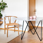 Prachtige tafel van marmer en zwart metaal met een eenvoudig en grafisch ontwerp.