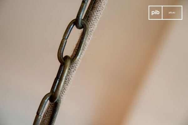 Eine Metallkette und das geflochtene Stromkabel verbinden die Leuchte mit einer Metallabdeckung.