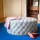 Ein XXL-Hocker, der als Beistelltisch verwendet werden kann.