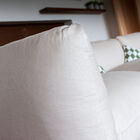 De armleuningen zijn zeer hoog, wat het cocooning effect versterkt.