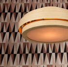 Plafondlamp van bamboe met een originele vorm.