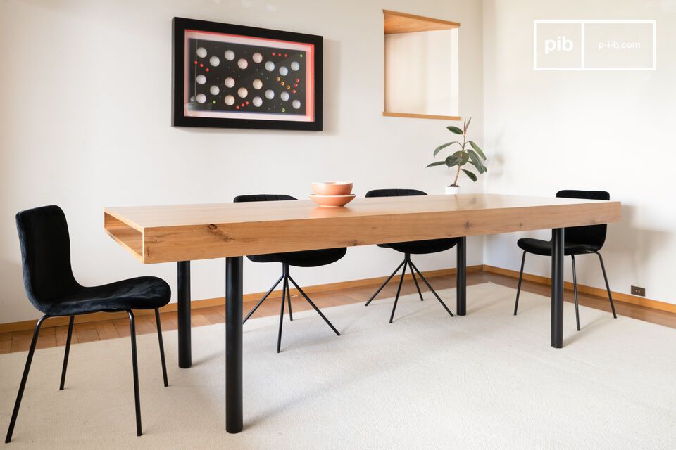 Een gedurfde combinatie van licht eikenhout en mat zwart voor een elegant en functioneel samenzijn
